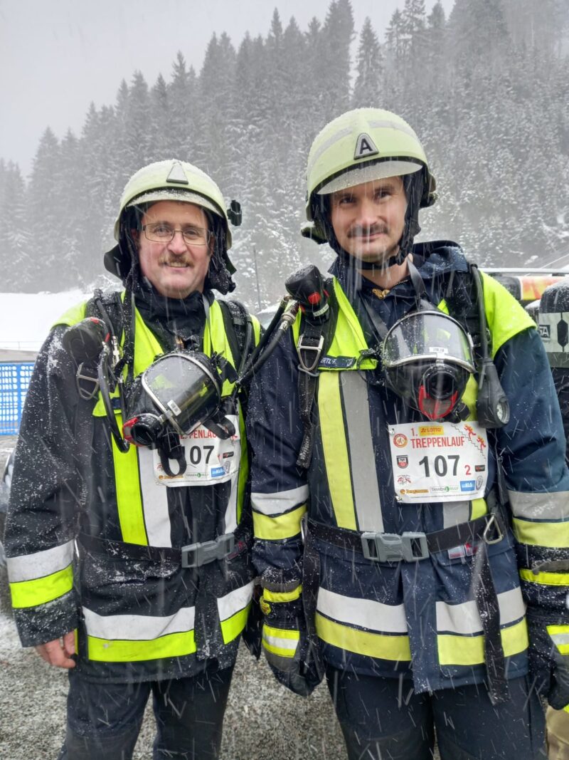 Feuerwehrler erklimmen Skisprungschanze