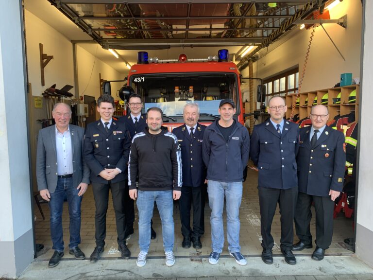 Mehr über den Artikel erfahren Kommando der Feuerwehr Theuern bleibt in bewährten Händen