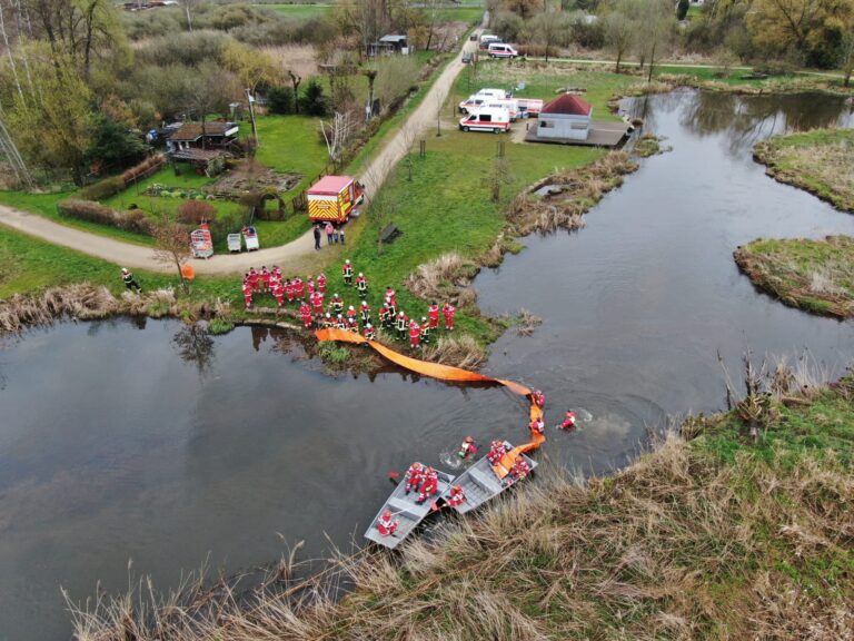 Mehr über den Artikel erfahren Wasserwacht und Feuerwehr üben Zusammenspiel