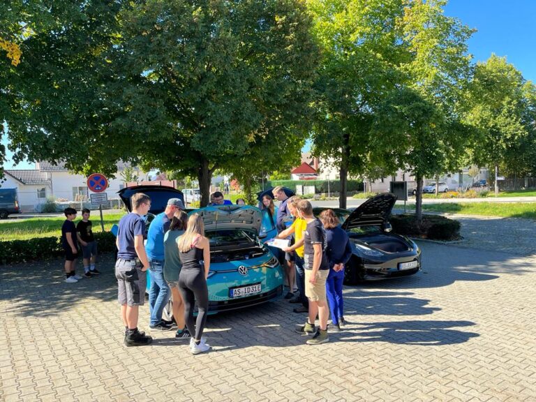 Read more about the article Ausbildungstag der Feuerwehr Auerbach – Grundlagen der technischen Hilfeleistung und E-Autos im Vordergrund