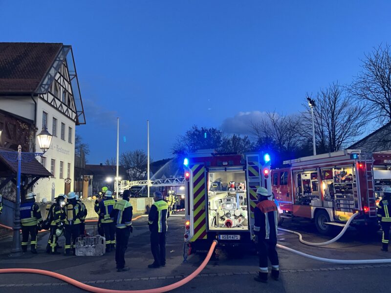 Mehr als 60 Feuerwehrleute agierten am derzeit wohl heißesten Objekt in der Gemeinde Neukirchen