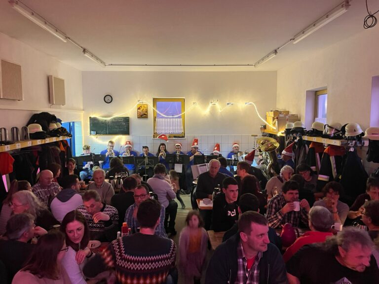 Mehr über den Artikel erfahren Feuerwehrkapelle Achtel sorgt für weihnachtliche Stimmung