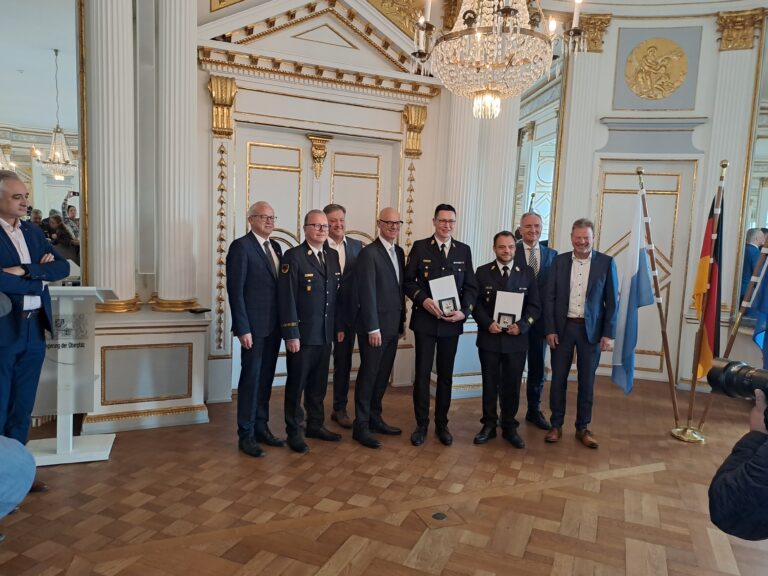 Mehr über den Artikel erfahren Steckkreuze für besondere Verdienste um das Feuerwehrwesen verliehen