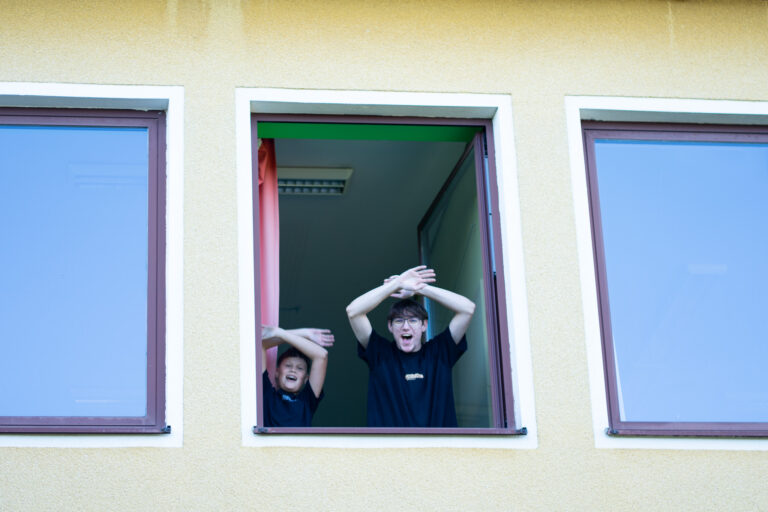 Mehr über den Artikel erfahren Großangelegte Einsatzübung am alten Schulhaus in Lintach