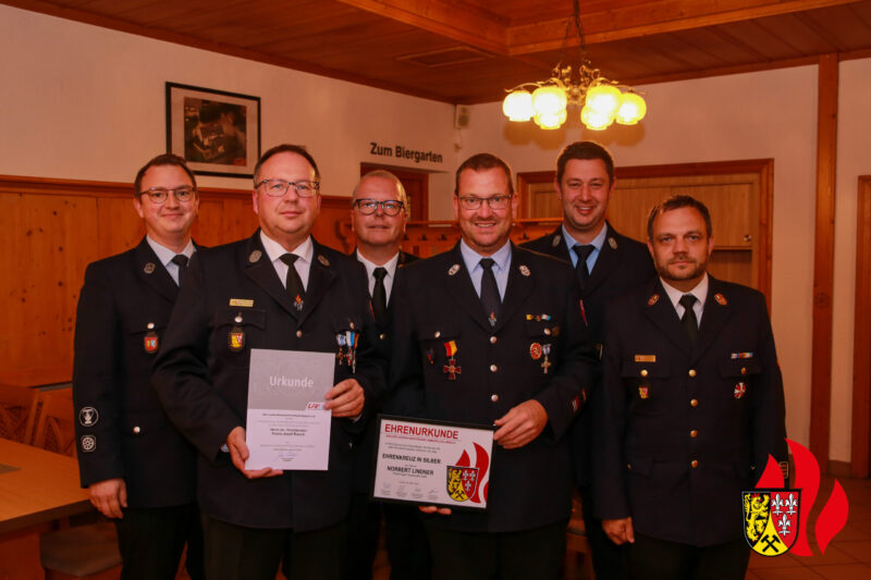 Verdiente Feuerwehrkameraden ausgezeichnet